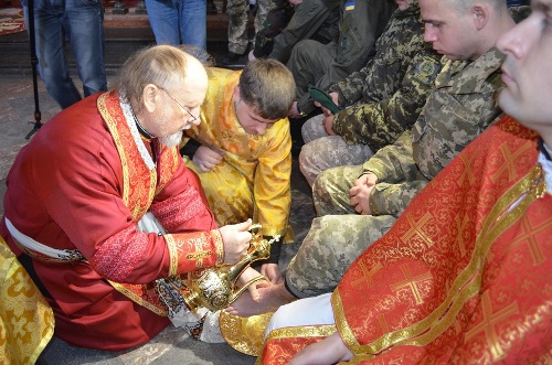 Єпископ-капелан Михаїл Колтун вмив ноги пораненим українським воїнам.(ФОТО)